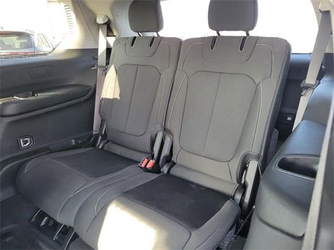 Used 2023 Jeep Grand Cherokee L Laredo image 12