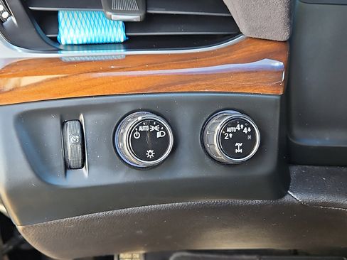 Used 2019 Cadillac Escalade ESV Luxury image 18