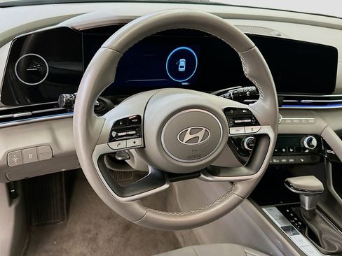 Used 2025 Hyundai Elantra SEL image 18