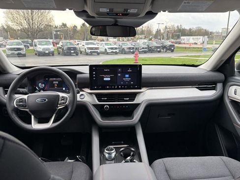 Used 2025 Ford Explorer Active AWD/4WD image 8