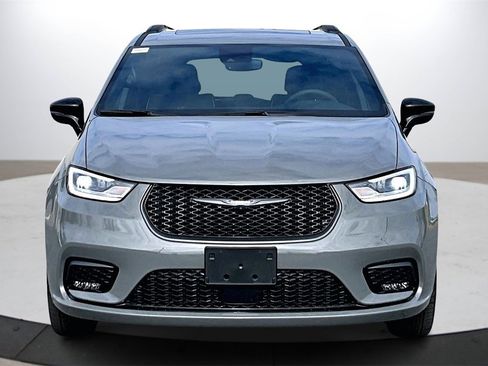 Used 2023 Chrysler Pacifica Limited w/ S Appearance Package image 3