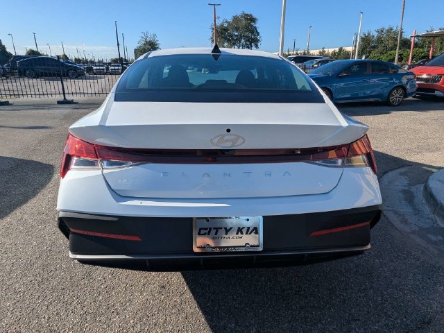 Used 2026 Hyundai Elantra SE FWD image 5