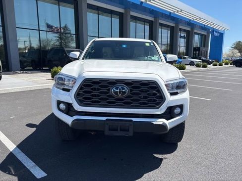 Used 2022 Toyota Tacoma TRD Off-Road w/ Technology Package AWD/4WD image 3