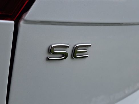 Certified 2024 Volkswagen Tiguan SE R-Line AWD/4WD image 31