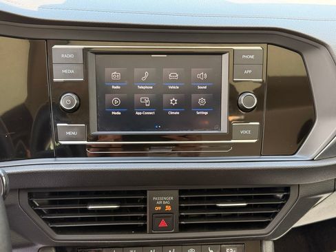 Used 2024 Volkswagen Jetta SE FWD image 17