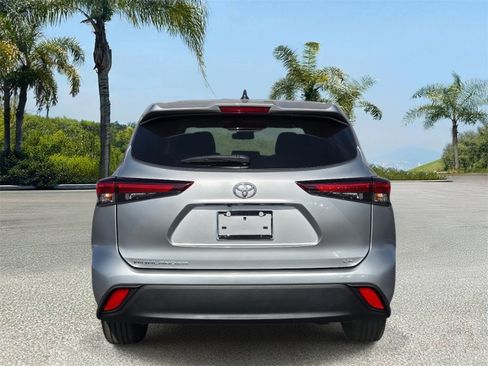 Used 2024 Toyota Highlander LE FWD image 5