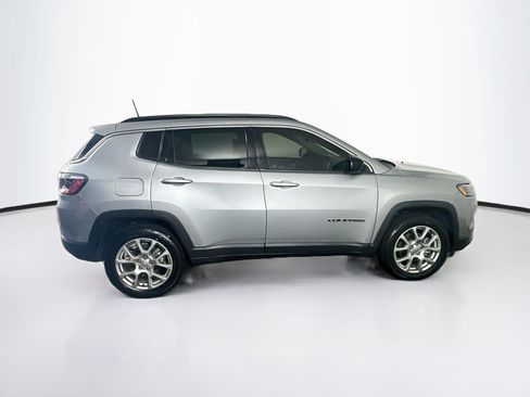 Used 2022 Jeep Compass Latitude w/ Sun and Sound Group AWD/4WD image 10