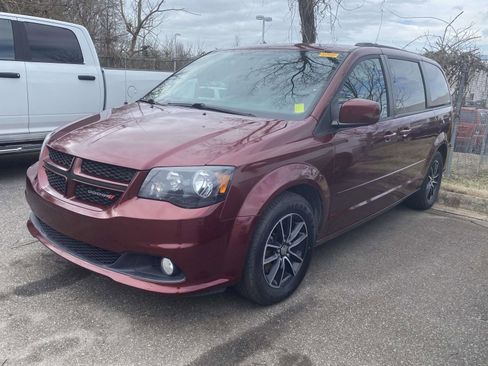 Used 2017 Dodge Grand Caravan GT image 3