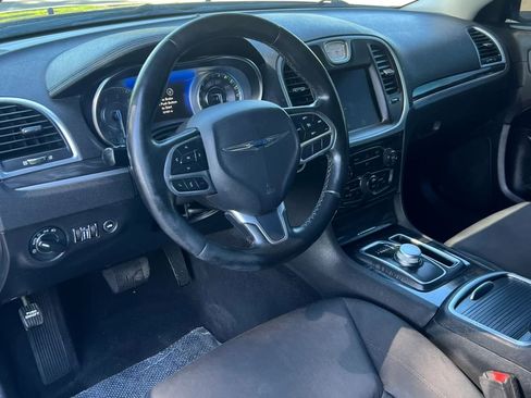 Used 2019 Chrysler 300 Touring image 9