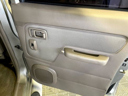 Used 2001 Nissan Frontier SE image 16