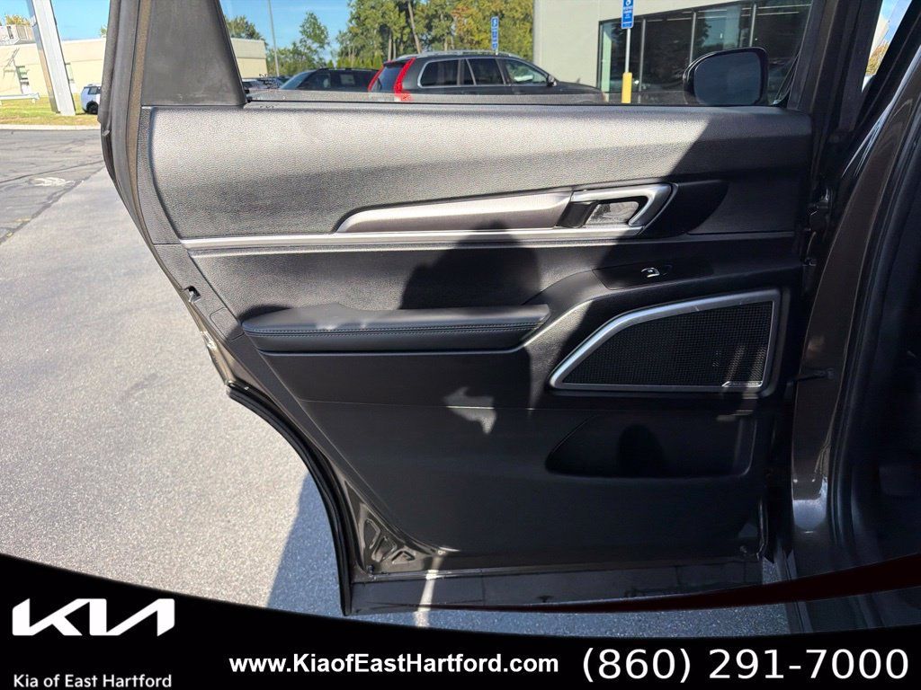 Certified 2024 Kia Telluride S w/ S Sunroof Package AWD/4WD image 17