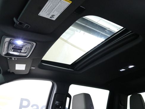 Used 2025 Chevrolet Silverado 2500 ZR2 w/ Technology Package image 25