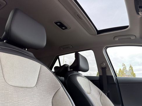 Used 2023 Kia Niro SX image 17