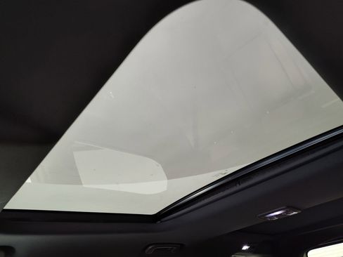 Certified 2025 Land Rover Discovery Dynamic SE image 12