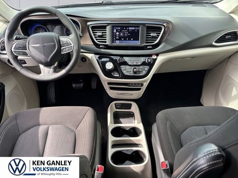 Used 2022 Chrysler Voyager LX FWD image 16