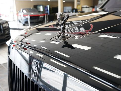 Used 2022 Rolls-Royce Cullinan Black Badge w/ Dark Exterior Package AWD/4WD image 32