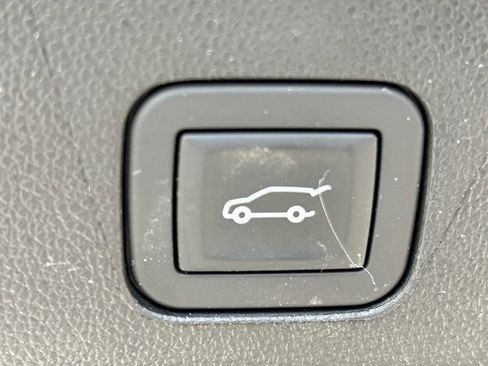 Used 2025 Chevrolet Tahoe Premier AWD/4WD image 16