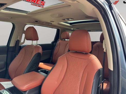 Used 2025 Kia Carnival SX FWD image 4