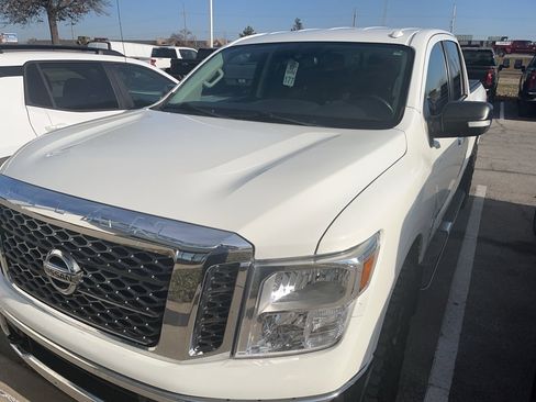 Used 2018 Nissan Titan SV w/ SV Convenience Package image 3