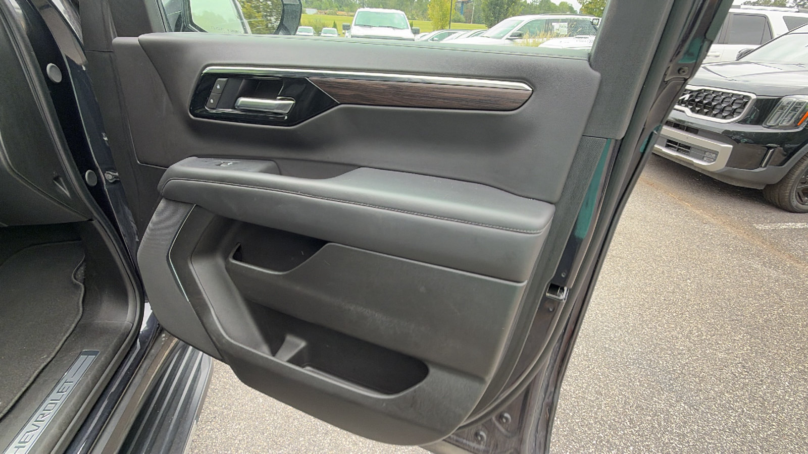 Used 2025 Chevrolet Suburban LT RWD image 18