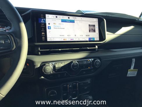 New 2025 Jeep Gladiator Sport image 23