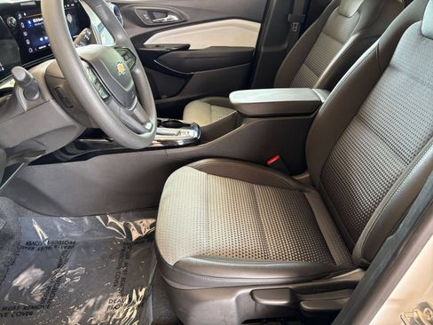 Used 2025 Chevrolet Trax LT FWD image 25