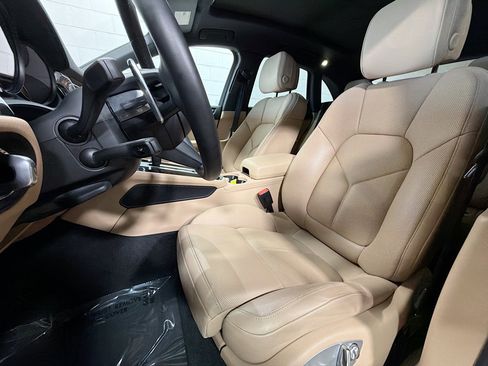 Certified 2025 Porsche Macan image 5