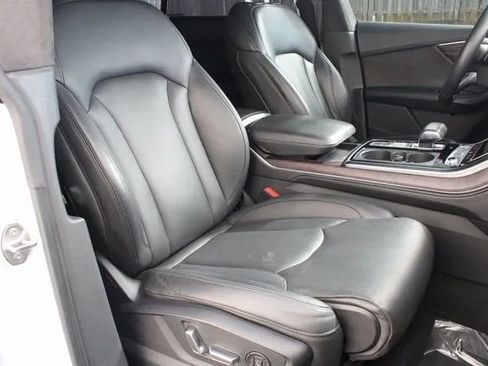 Used 2019 Audi Q8 Prestige w/ Luxury Package image 32