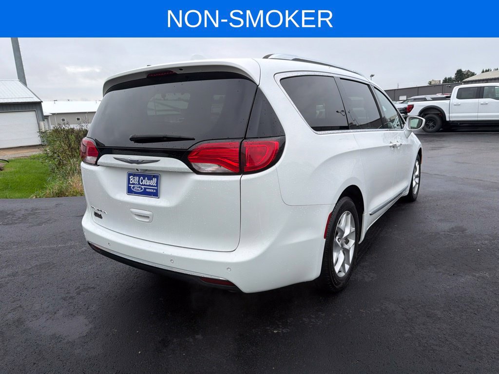 Used 2018 Chrysler Pacifica Touring-L w/ Tire & Wheel Group FWD image 4