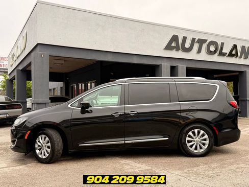 Used 2019 Chrysler Pacifica Touring-L FWD image 4