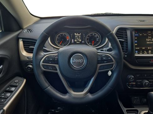 Used 2017 Jeep Cherokee Latitude FWD image 18