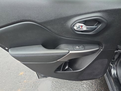 Used 2020 Jeep Cherokee Latitude Plus w/ Cold Weather Group image 16