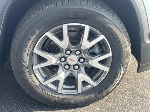 Used 2020 GMC Acadia SLE w/ Driver Convenience Package image 9