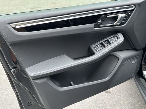 Certified 2022 Porsche Macan S AWD/4WD image 18