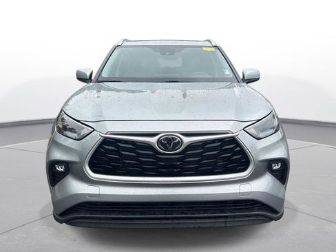 Used 2023 Toyota Highlander XLE FWD image 3