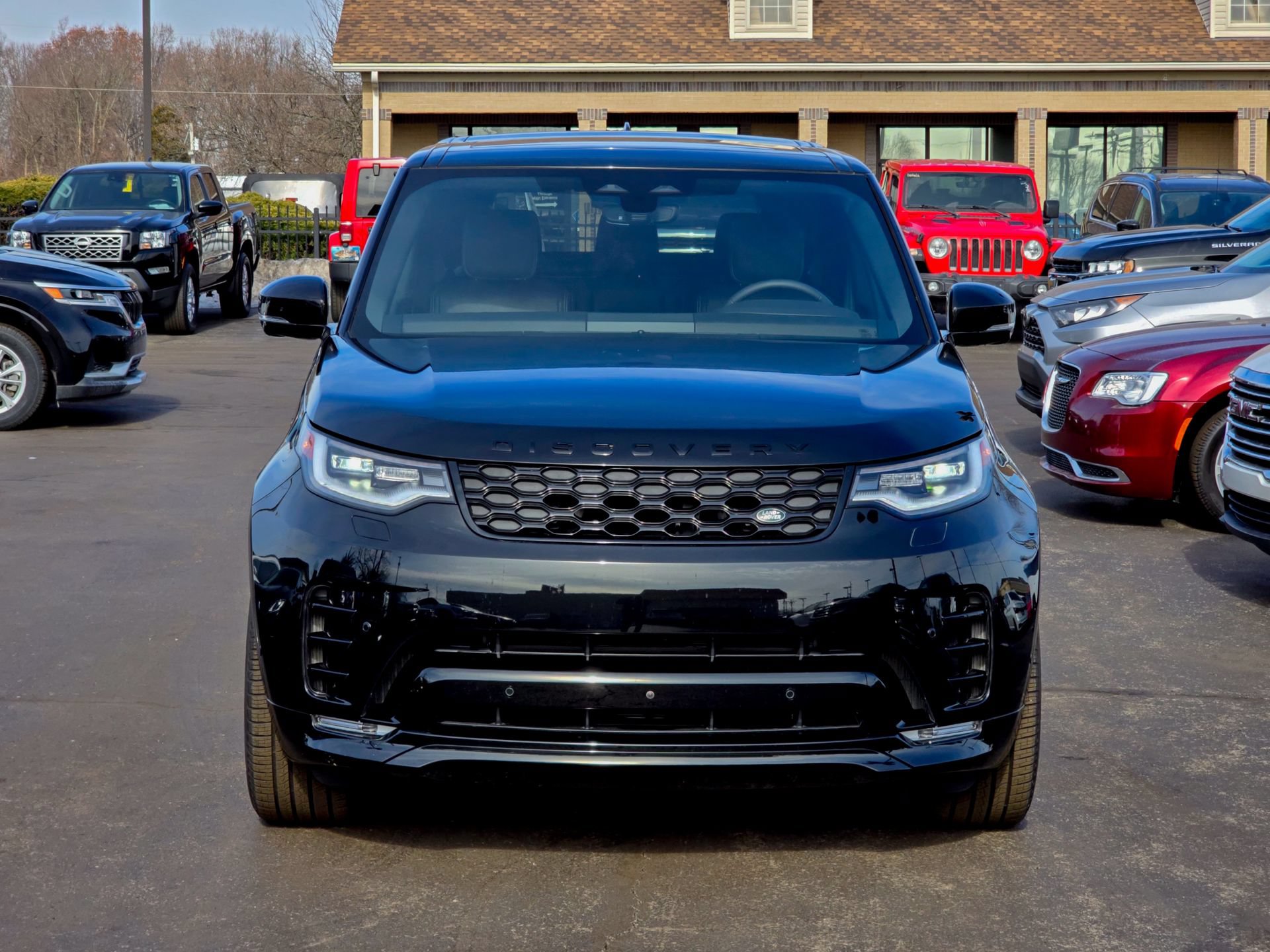 Used 2025 Land Rover Discovery Dynamic SE AWD/4WD image 3