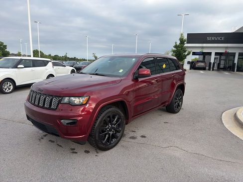 Used 2018 Jeep Grand Cherokee Altitude AWD/4WD image 3