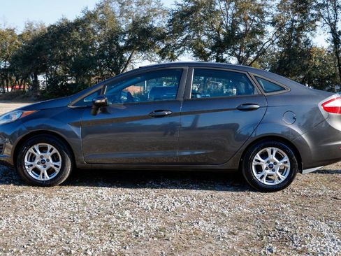 Used 2015 Ford Fiesta SE image 3