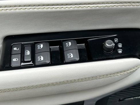 Used 2025 Jeep Wagoneer 4WD image 25