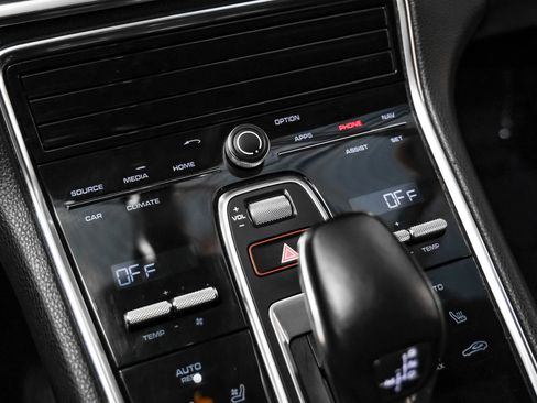 Used 2019 Porsche Panamera image 22