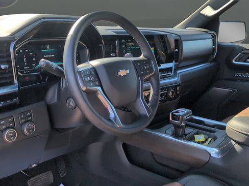 Used 2024 Chevrolet Silverado 1500 High Country w/ High Country Premium Package AWD/4WD image 9
