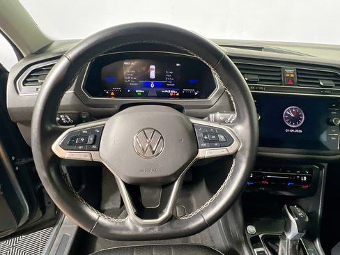 Used 2024 Volkswagen Tiguan SE image 17