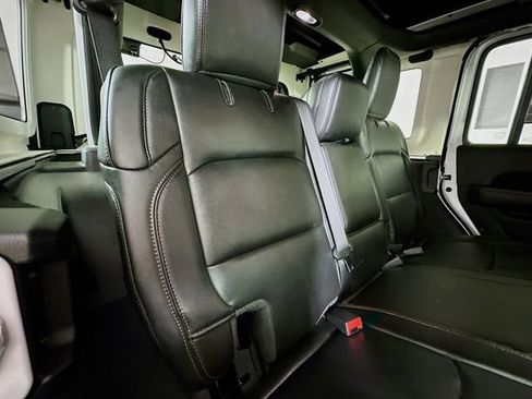 Used 2022 Jeep Wrangler Unlimited Rubicon AWD/4WD image 32