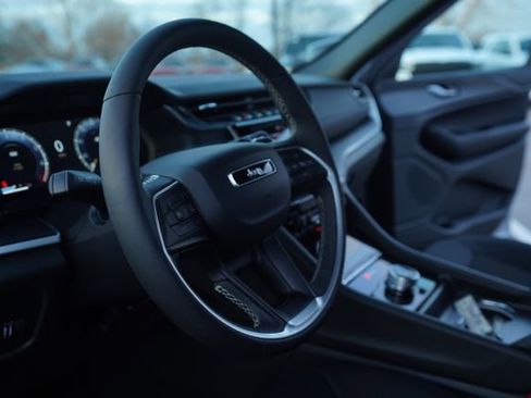 Used 2025 Jeep Grand Cherokee Laredo w/ Luxury Tech Group I image 27