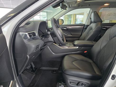 New 2026 Toyota Highlander Platinum image 23