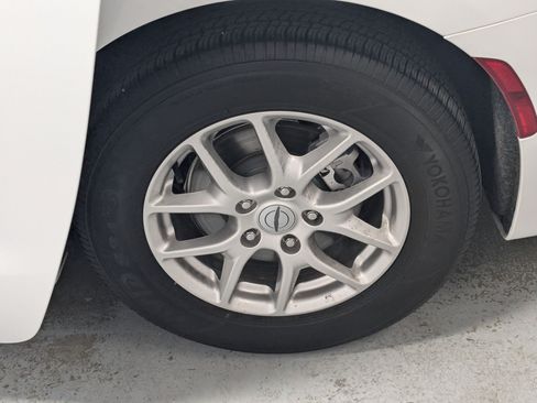 Certified 2024 Chrysler Pacifica Touring-L FWD image 23