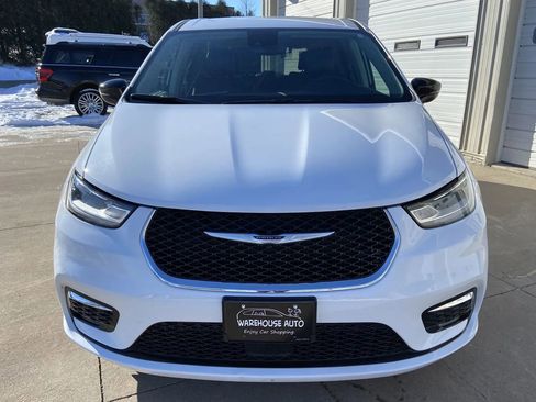 Used 2024 Chrysler Pacifica Touring-L image 3