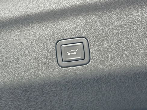 Used 2024 GMC Yukon XL Denali image 15