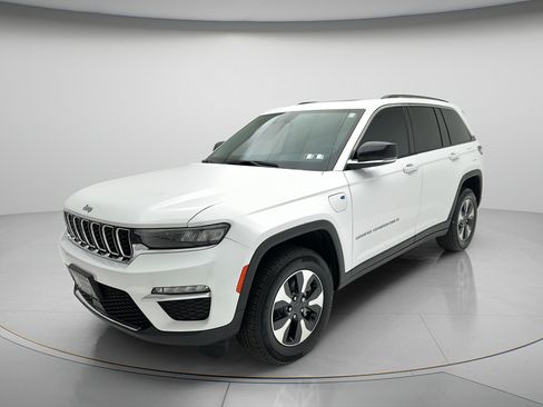 Used 2023 Jeep Grand Cherokee 4WD 4xe image 3