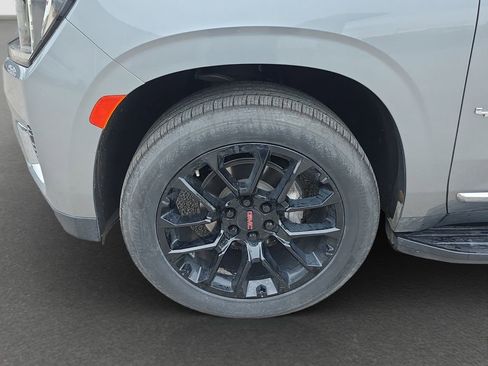 Used 2023 GMC Yukon XL SLT AWD/4WD image 4